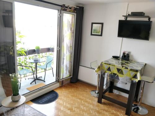 Balcony/terrace, Le Parisien T1Antony-Berny by Beds4Wanderlust - 35m2 avec Balcon - Aeroport Orly 5miles - Train Stat in Antony Balcony/terrace, Le Parisien T1Antony-Berny by Beds4Wanderlust - 35m2 avec Balcon - Aeroport Orly 5miles - Train Stat in Antony