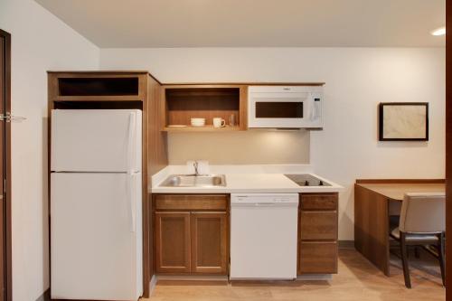 Kitchen, WoodSpring Suites Houston Northwest in Houston West Kitchen, WoodSpring Suites Houston Northwest in Houston West