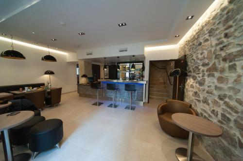 Pub/Lounge, Central Hotel in Nimes Pub/Lounge, Central Hotel in Nimes