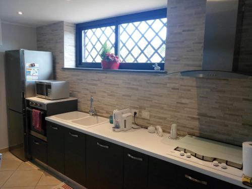 кухня, Villa Feluchia tra il mare e il vulcano in Ачіреалє кухня, Villa Feluchia tra il mare e il vulcano in Ачіреалє