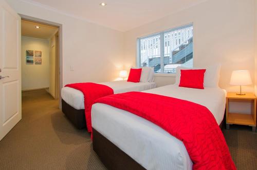 Crowsnest Apartments in Whitianga Crowsnest Apartments in Whitianga
