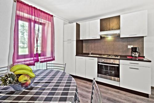 Konyha, CICI house with apartment in Murine Konyha, CICI house with apartment in Murine