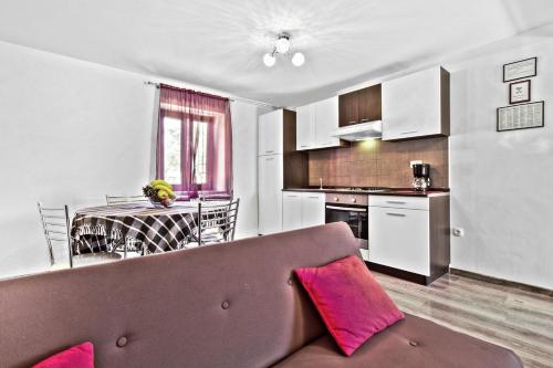 Konyha, CICI house with apartment in Murine Konyha, CICI house with apartment in Murine