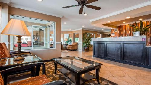 大堂, 貝斯特韋斯特優質科�酒店 (Best Western PLUS Corning Inn) in 康寧 (CA) 大堂, 貝斯特韋斯特優質科�酒店 (Best Western PLUS Corning Inn) in 康寧 (CA)