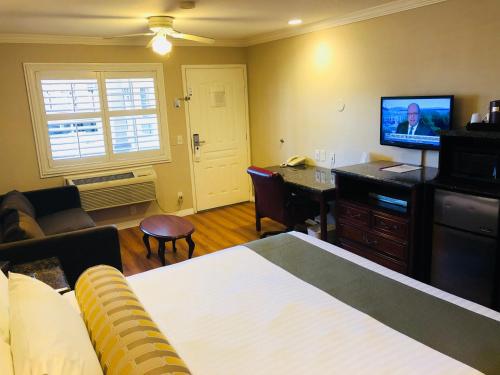 河畔戴娜絲緹套房酒店 (Dynasty Suites Hotel Riverside) in 里弗賽德(CA) 河畔戴娜絲緹套房酒店 (Dynasty Suites Hotel Riverside) in 里弗賽德(CA)
