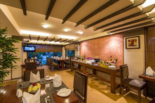 Restaurant, Park Central Comfort e-suites, Pune near Osho Teerth Park Restaurant, Park Central Comfort e-suites, Pune near Osho Teerth Park