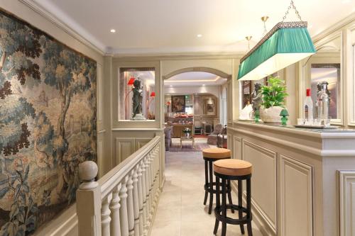Bar/lounge, Au manoir Saint-Germain des Pres near Saint Germain des Pres Quarter Bar/lounge, Au manoir Saint-Germain des Pres near Saint Germain des Pres Quarter