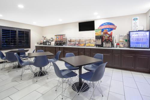 Food and beverages, Baymont By Wyndham Phoenix I-10 Near 51St Ave in West Phoenix Food and beverages, Baymont By Wyndham Phoenix I-10 Near 51St Ave in West Phoenix