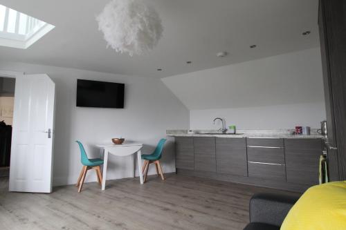 2 Serviced Apartments in Childwall-South Liverpool - Each Apartment Sleeps 6 in Halewood 2 Serviced Apartments in Childwall-South Liverpool - Each Apartment Sleeps 6 in Halewood