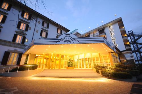 Bejárat, Grand Hotel Excelsior in Chianciano Terme Bejárat, Grand Hotel Excelsior in Chianciano Terme
