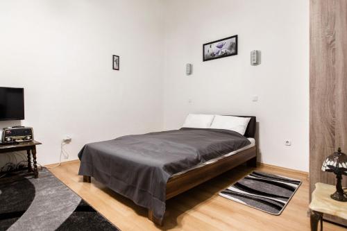 W2 Synagogue Apartment