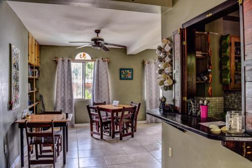 Étterem, Roatan Backpackers' Hostel in Sandy Bay Étterem, Roatan Backpackers' Hostel in Sandy Bay