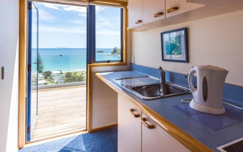 Kitchen, Palm Beach Lodge in Palm Beach Kitchen, Palm Beach Lodge in Palm Beach