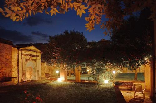 Jardín, Ostello Palazzo Pierantoni in Foligno Jardín, Ostello Palazzo Pierantoni in Foligno