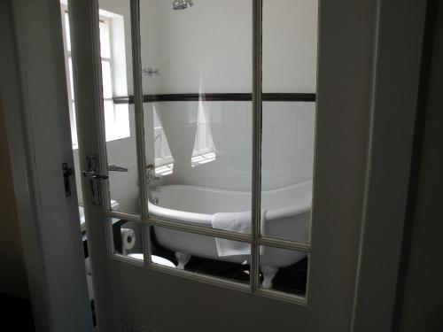 Fürdőszoba, The Historic Pig and Whistle Inn in Bathurst Fürdőszoba, The Historic Pig and Whistle Inn in Bathurst