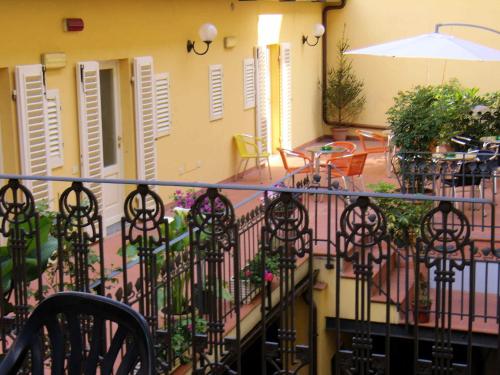 شرفة/ تراس, فندق سافويا آند كامبانا (Hotel Savoia & Campana) in Montecatini-Terme شرفة/ تراس, فندق سافويا آند كامبانا (Hotel Savoia & Campana) in Montecatini-Terme