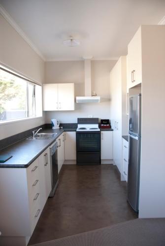 Kitchen, Esplanade Motels in Gore Kitchen, Esplanade Motels in Gore