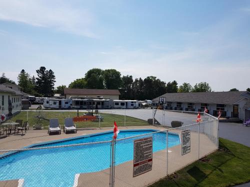 Úszómedence, Fox Motor Inn in Napanee (ON) Úszómedence, Fox Motor Inn in Napanee (ON)