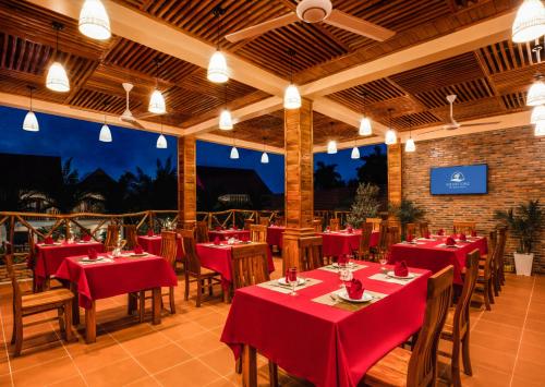 Restaurante, Golden Topaz near Ong Lang Beach Restaurante, Golden Topaz near Ong Lang Beach