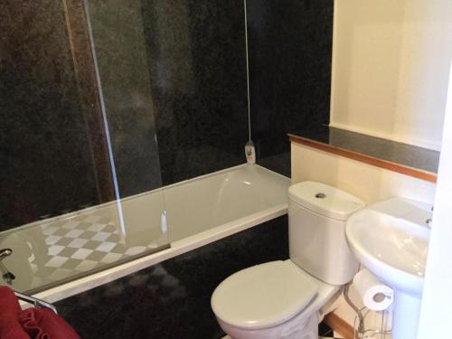 حمام, One-Bedroom Apartment - Wyvis Free Parking in Inshes حمام, One-Bedroom Apartment - Wyvis Free Parking in Inshes