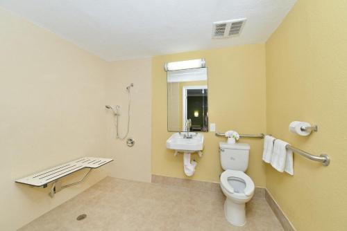 Bathroom, LAX Stadium Inn in LAX – Los Angeles International Airport Bathroom, LAX Stadium Inn in LAX – Los Angeles International Airport