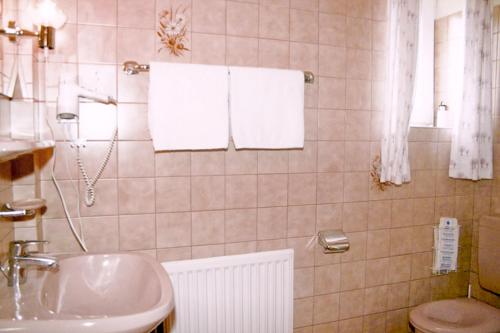 Bathroom, Landgasthof Fegetasch in Neukirchen Bathroom, Landgasthof Fegetasch in Neukirchen