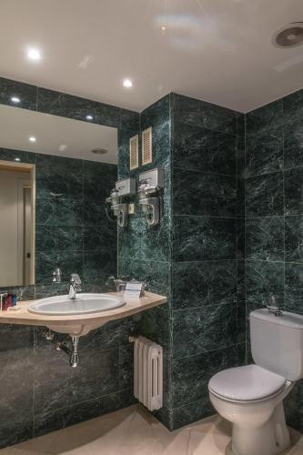 Bany, Up Rooms Vic Hotel in Vic Bany, Up Rooms Vic Hotel in Vic