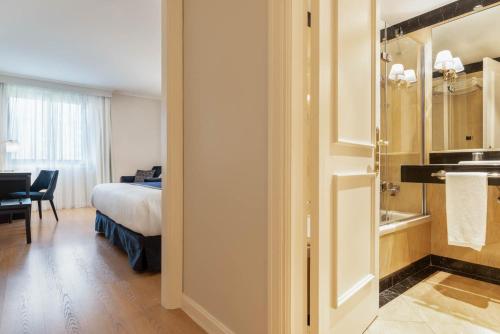 Bathroom, Eurostars Gran Hotel Lugo in Lugo Bathroom, Eurostars Gran Hotel Lugo in Lugo