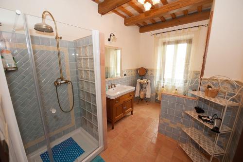 Bathroom, B&B Antica Fonte del Latte in Santa Vittoria in Matenano Bathroom, B&B Antica Fonte del Latte in Santa Vittoria in Matenano