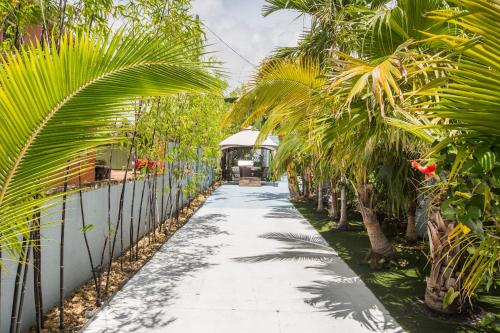 Entrance, Tropical Garden Bungalow A in Grandview Heights Entrance, Tropical Garden Bungalow A in Grandview Heights