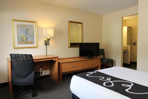 Guestroom, La Quinta Inn & Suites by Wyndham Tampa Fairgrounds - Casino near Seminole Hard Rock Casino Tampa Guestroom, La Quinta Inn & Suites by Wyndham Tampa Fairgrounds - Casino near Seminole Hard Rock Casino Tampa