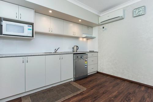 This photo about Silver Sands Resort Mandurah shared on HyHotel.com