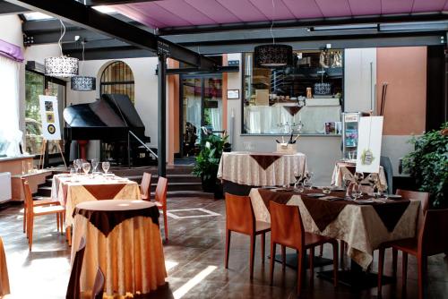 ห้องอาหาร, โรงแรมเด ปิตโตริ (Hotel Dei Pittori) near จัตุรัสวิตตอริโอ เวเนโต ห้องอาหาร, โรงแรมเด ปิตโตริ (Hotel Dei Pittori) near จัตุรัสวิตตอริโอ เวเนโต
