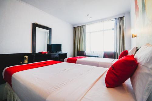 This photo about RedDoorz Plus near Mall Ratu Indah 2 shared on HyHotel.com