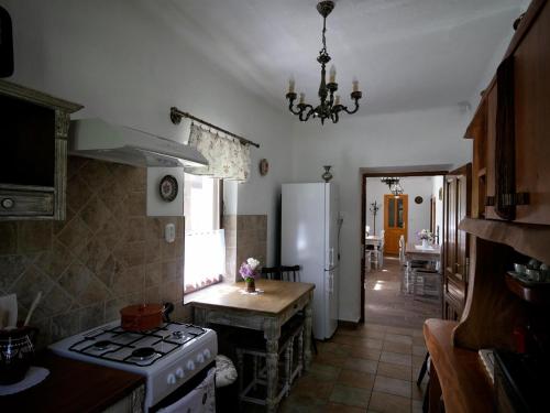 ห้องครัว, Szérűskert Vendégház Pusztaszer (Szeruskert Vendeghaz Pusztaszer) in ปุสซ์ตาสเซอร์ ห้องครัว, Szérűskert Vendégház Pusztaszer (Szeruskert Vendeghaz Pusztaszer) in ปุสซ์ตาสเซอร์