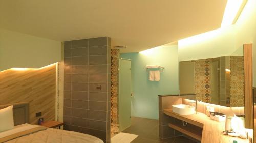 Bathroom, Travel Port Motel in Siaogang District Bathroom, Travel Port Motel in Siaogang District