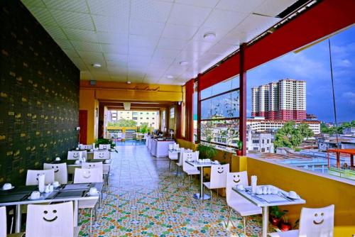 레스토랑, 호텔 오로라 (Hotel Aurora) in 만달레이 레스토랑, 호텔 오로라 (Hotel Aurora) in 만달레이