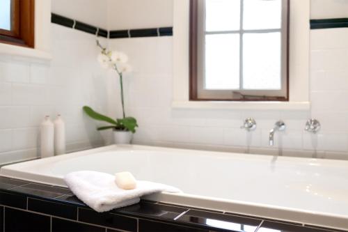 This photo about Oak Tree Lodge shared on HyHotel.com