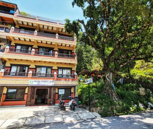 Hotellet från utsidan, Hotel Forest Lake Backpackers' Hostel in Pokhara Hotellet från utsidan, Hotel Forest Lake Backpackers' Hostel in Pokhara