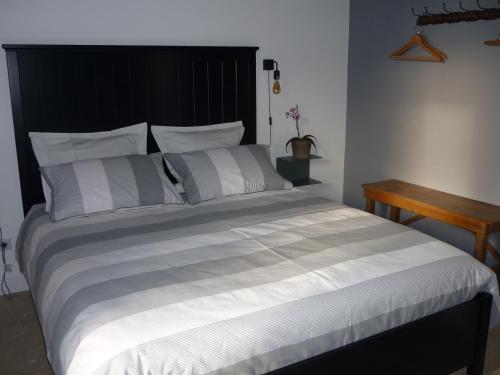 Ágy, Workshop with shared pool for 2-6 in Semur en Auxois, Burgundy in Semur-en-Auxois Ágy, Workshop with shared pool for 2-6 in Semur en Auxois, Burgundy in Semur-en-Auxois