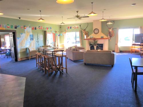 صالة مشتركة/ منطقة التلفزيون, موتيلز هاست ريفر آند هوليداي بارك (Haast River Motels & Holiday Park) in هاست صالة مشتركة/ منطقة التلفزيون, موتيلز هاست ريفر آند هوليداي بارك (Haast River Motels & Holiday Park) in هاست