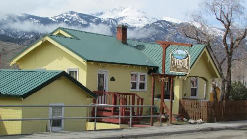 Yellowstone Riverside Cottages in ガーディナー(MT) Yellowstone Riverside Cottages in ガーディナー(MT)