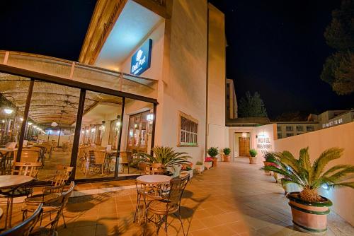 Pub/Lounge, Bell Port Hotel near Platja de Cala Agulla Pub/Lounge, Bell Port Hotel near Platja de Cala Agulla