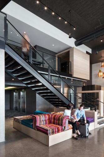 Előcsarnok, Hôtel Escad Quartier DIX30 (Hotel Escad Quartier DIX30) in Brossard (Québec) Előcsarnok, Hôtel Escad Quartier DIX30 (Hotel Escad Quartier DIX30) in Brossard (Québec)
