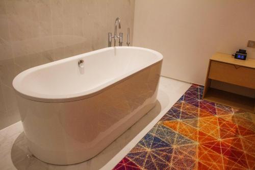 Bathroom, Holiday Inn Express Shanghai Songjiang Fangta By IHG in SongJiang and University Town Bathroom, Holiday Inn Express Shanghai Songjiang Fangta By IHG in SongJiang and University Town