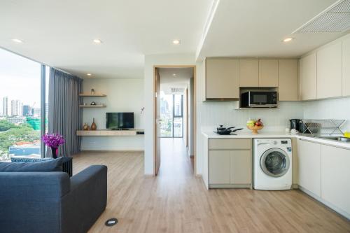 Kitchen, The Residence on Thonglor by UHG in Bangkok Kitchen, The Residence on Thonglor by UHG in Bangkok