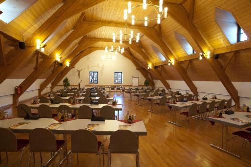 Banquet hall, Haus Chiemgau - Kolping-Familienhotel in Teisendorf Banquet hall, Haus Chiemgau - Kolping-Familienhotel in Teisendorf