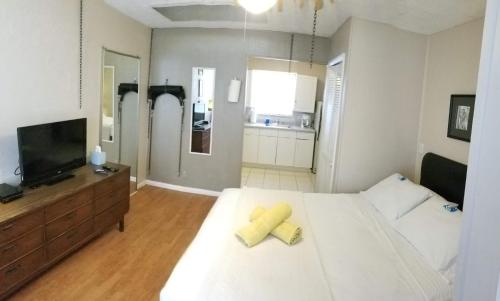 INN LEATHER GUEST HOUSE-GAY MALE ONLY in Fort Lauderdale