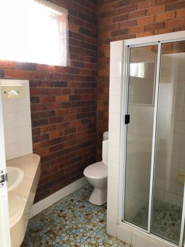 Bathroom, Glen Innes Lodge Motel in Glen Innes Bathroom, Glen Innes Lodge Motel in Glen Innes