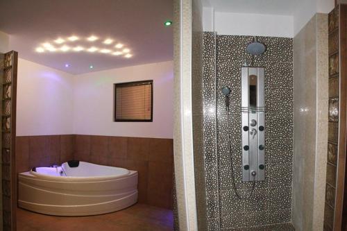 Bañera de hidromasaje, Luxury Monevski Guest House in Arbanassi Bañera de hidromasaje, Luxury Monevski Guest House in Arbanassi